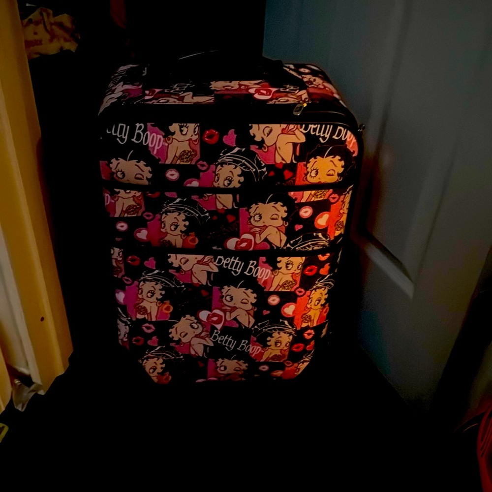 It’s a three piece luggage set used Betty boops